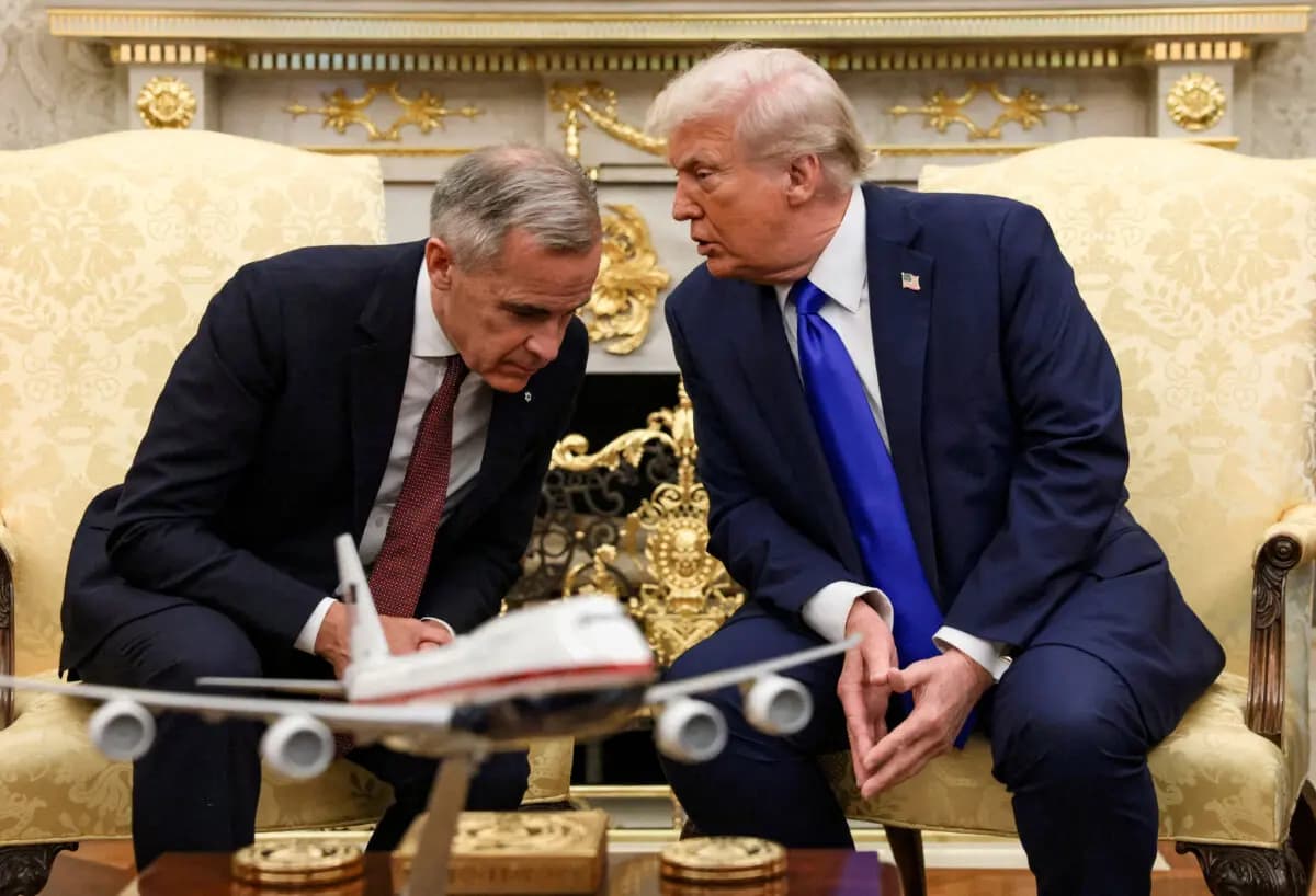 El presidente de Estados Unidos, Donald Trump, se reúne con el primer ministro canadiense, Mark Carney, en el Despacho Oval de la Casa Blanca, en Washington D. C., el 7 de octubre de 2025. (REUTERS/Evelyn Hockstein/Foto de archivo).