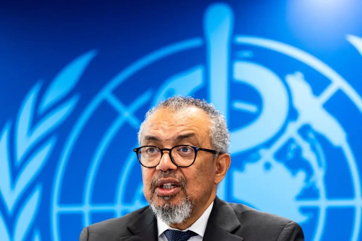 <em>El director general de la Organización Mundial de la Salud, Tedros Adhanom Ghebreyesus, habla con los medios de comunicación tras una reunión del comité de emergencia durante una rueda de prensa en su sede en Ginebra, Suiza, el 20 de mayo de 2026. (Salvatore Di Nolfi/Keystone vía AP).</em>