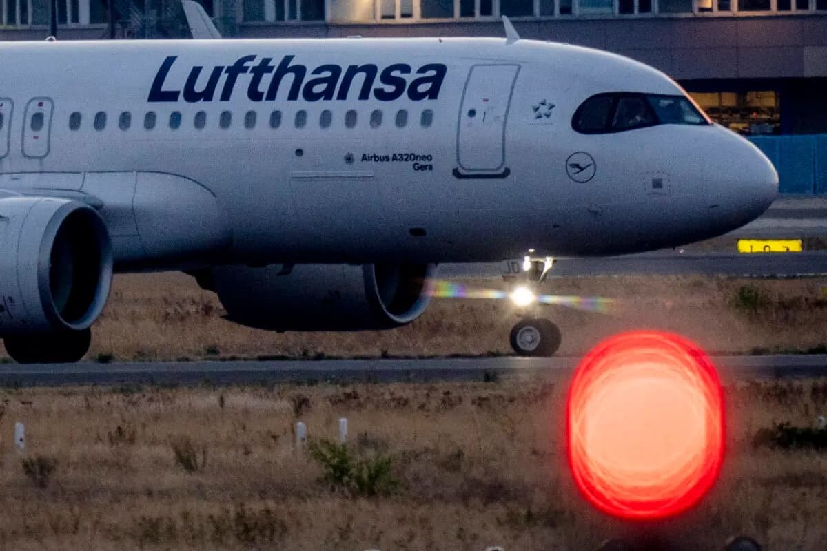 Un avión de Lufthansa se dirige a su posición de estacionamiento en el aeropuerto de Fráncfort, Alemania, el 1 de septiembre de 2022. (Michael Probst/AP Photo)