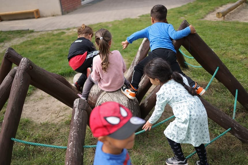 Imagen ilustrativa. Unos niños juegan al aire libre en el patio de la guardería (Sean Gallup/Getty Images)