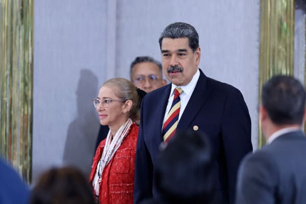 Nicolás Maduro y su esposa Cilia Flores, durante una conferencia de prensa en Caracas el 1 de septiembre de 2025. (Jesus Vargas / Getty Images)