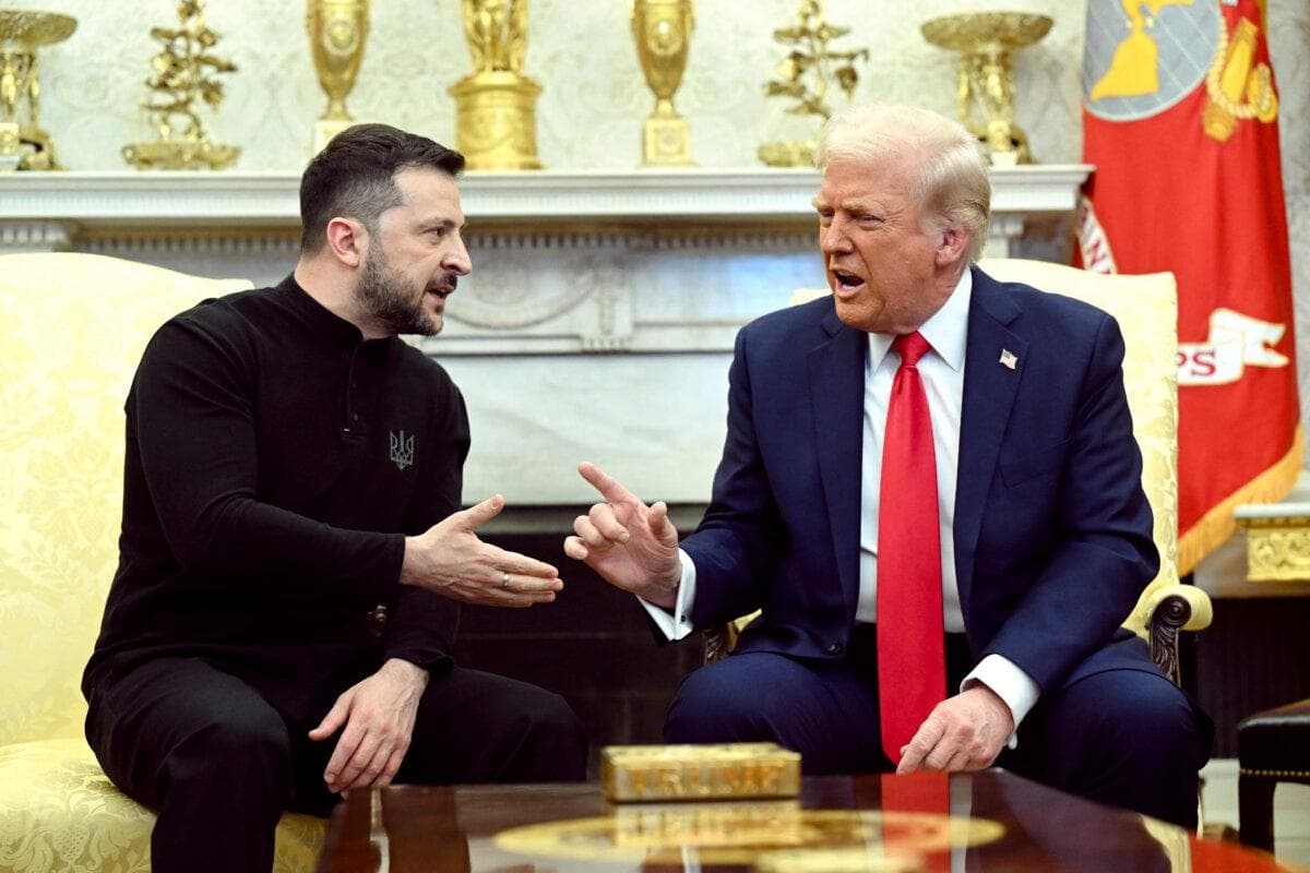 El presidente Donald Trump y el presidente ucraniano Volodímir Zelenski se reúnen en el Despacho Oval el 28 de febrero de 2025. (Saul Loeb/AFP vía Getty Images)