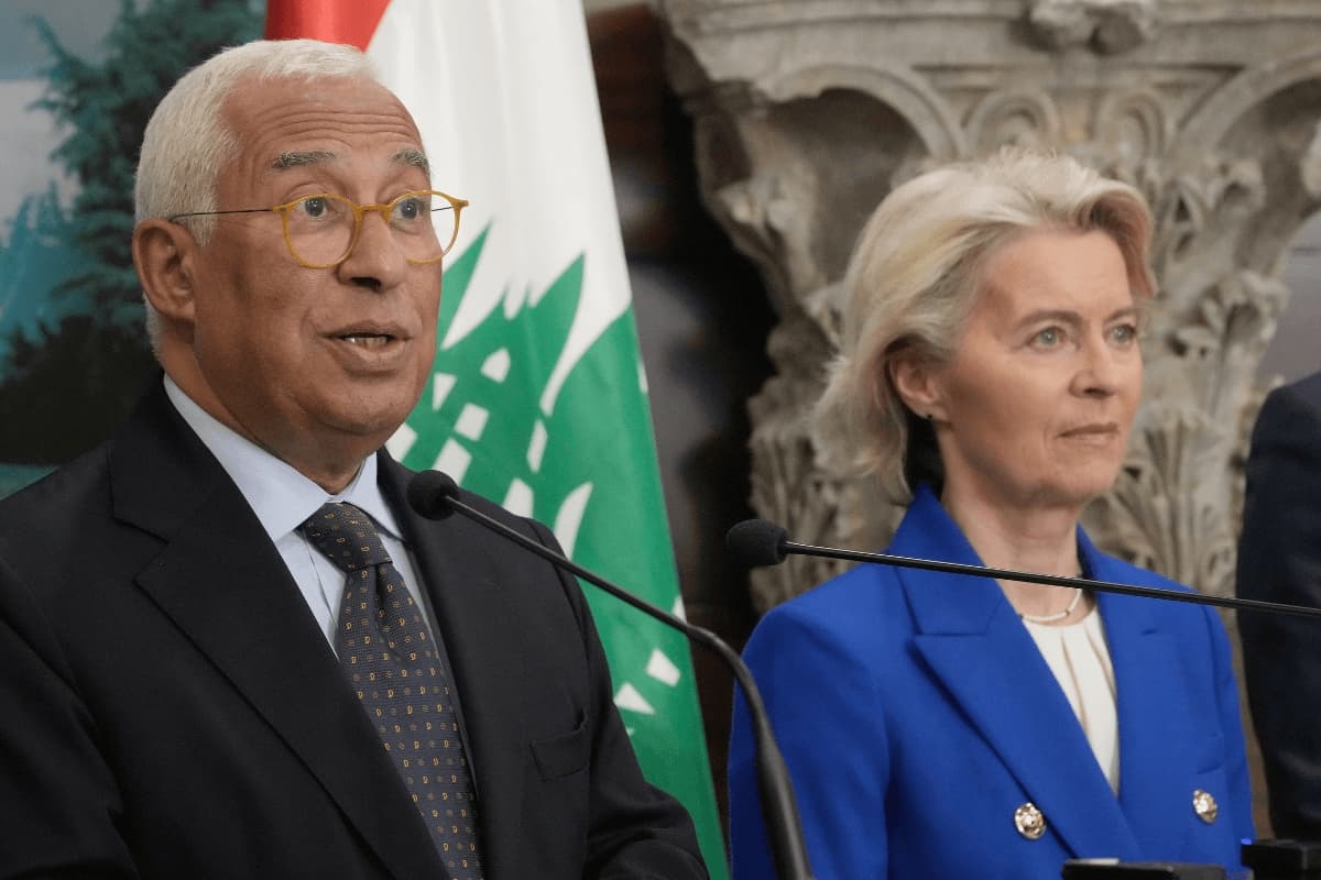 El presidente del Consejo Europeo, António Costa (izquierda), lee una declaración junto a la presidenta de la Comisión Europea, Ursula von der Leyen, en el palacio presidencial de Baabda, al este de Beirut, Líbano, el 9 de enero de 2026. (Hussein Malla/AP Photo)