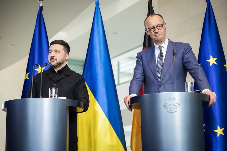 El presidente ucraniano Volodímir Zelenski y el canciller alemán Friedrich Merz asisten a una rueda de prensa en la Cancillería el 14 de abril de 2026 en Berlín, Alemania. (Nadja Wohlleben/Getty Images)