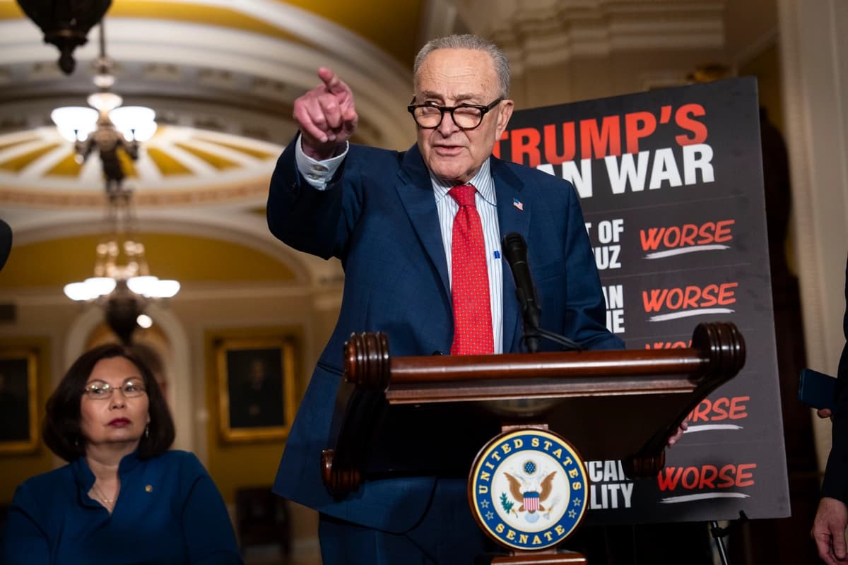 El líder de la minoría del Senado, Chuck Schumer (D-N.Y.), habla con los medios de comunicación en Washington el 14 de abril de 2026. (Madalina Kilroy/The Epoch Times).