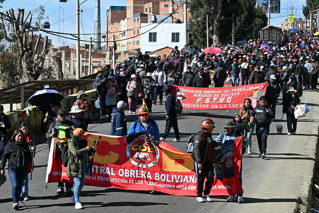 El 21 de mayo de 2026, manifestantes participaron en una marcha organizada por el Centro Obrero Boliviano (COB) desde El Alto hasta La Paz, exigiendo la renuncia del presidente Rodrigo Paz. El presidente boliviano de centroderecha, Rodrigo Paz, anunció el 20 de mayo que realizaría cambios en su gabinete para incluir sectores sociales, en un intento por sofocar las protestas que exigían su renuncia tan solo seis meses después de asumir el cargo. (Foto de AIZAR RALDES / AFP vía Getty Images)