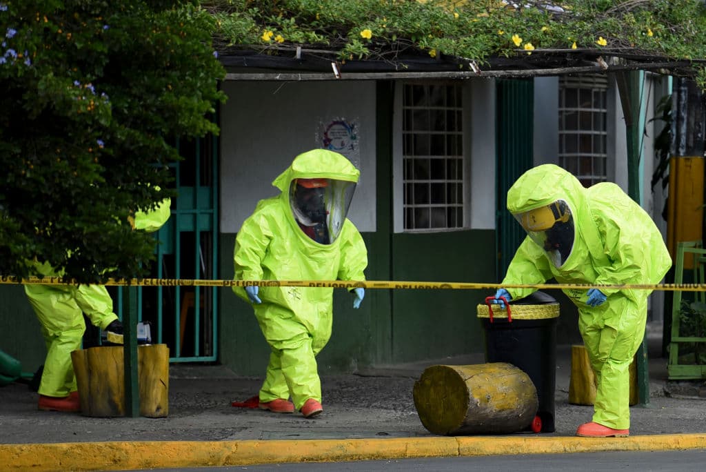 Bomberos colombianos trabajan en una zona donde se encontró un paquete con material radiactivo, en Cali, Colombia, el 23 de julio de 2018. Las autoridades confirmaron el hallazgo de dos barras de aproximadamente cinco kilos, de uranio, iridio y plutonio, dentro de una caja en un barrio del noreste de Cali. (Crédito de la foto: CHRISTIAN ESCOBARMORA/AFP vía Getty Images)