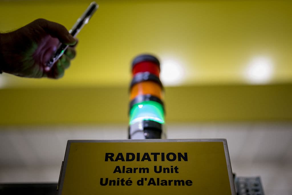 <em>Fotografía una alarma de radiación en la fábrica de antimateria del CERN durante una exitosa prueba del primer sistema de entrega de antimateria del mundo, llevada a cabo por el experimento BASE-STEP del CERN, que transportó una nube de 92 antiprotones por carretera a través de la sede principal de la organización utilizando un dispositivo portátil criogénico de trampa de Penning especialmente diseñado, en Meyrin, cerca de Ginebra, el 24 de marzo de 2026. El objetivo final es transportar antiprotones a instalaciones como la Universidad Heinrich Heine de Düsseldorf, donde un entorno magnético más estable permitiría realizar mediciones con mayor precisión. Estos avances podrían proporcionar información crucial sobre una de las preguntas fundamentales de la física: por qué la materia predomina sobre la antimateria en el universo. (Foto de Fabrice COFFRINI / AFP vía Getty Images)</em>