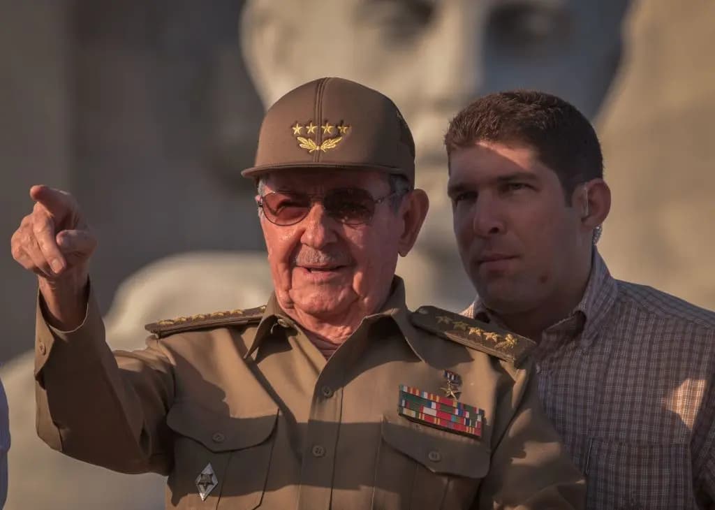 <em>El líder cubano Raúl Castro, junto a su nieto y guardaespaldas, Raúl Rodríguez Castro, asiste al desfile del Primero de Mayo en la Plaza de la Revolución de La Habana, el 1 de mayo de 2017. (Adalberto Roque/AFP vía Getty Images).</em>