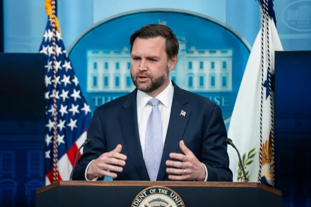 El vicepresidente JD Vance habla durante una rueda de prensa en la Casa Blanca el 19 de mayo de 2026. (Madalina Kilroy/The Epoch Times)