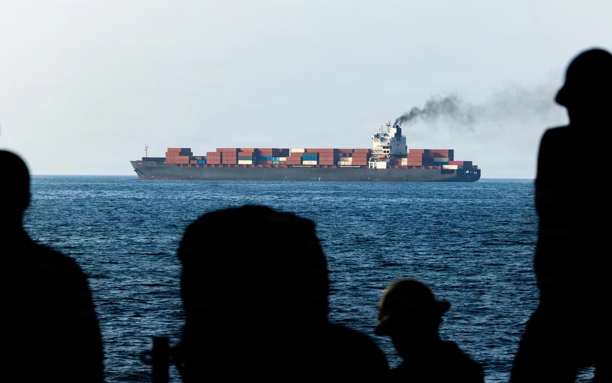 Las fuerzas estadounidenses patrullan el mar Arábigo cerca del M/V Touska el 20 de abril de 2026. (La Armada de EE. UU. a través de Getty Images)