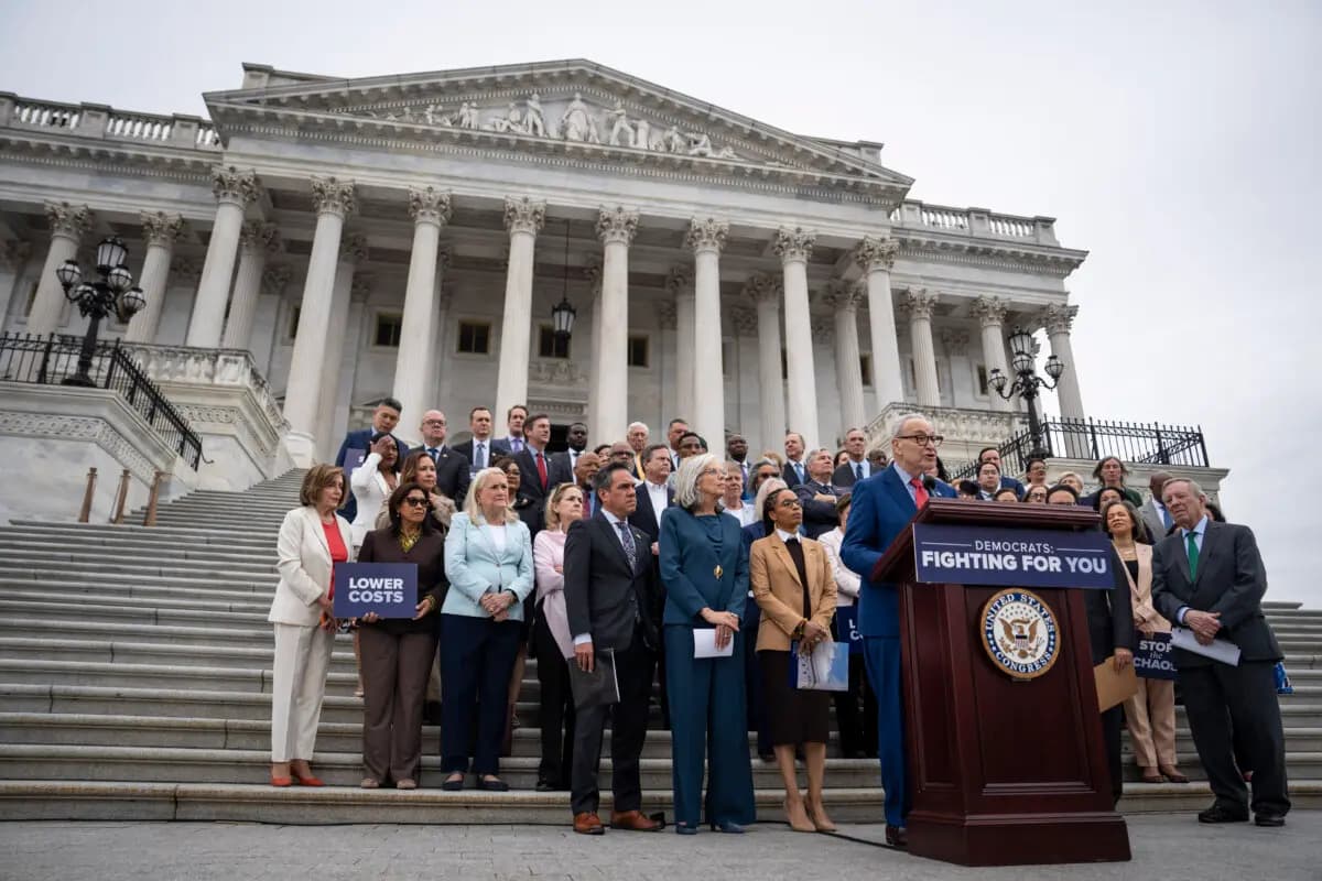 El líder de la minoría del Senado, Chuck Schumer (DN.Y.), acompañado por otros legisladores demócratas, habla en Washington el 21 de mayo de 2026. (Madalina Kilroy/The Epoch Times)