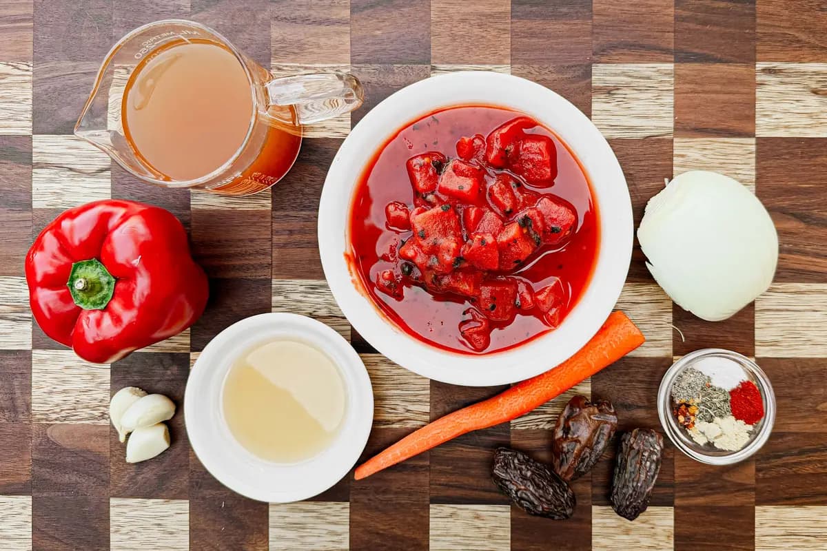 <em>Ingredientes para los frijoles horneados y ahumados. (Terri Ward/The Epoch Times).</em>