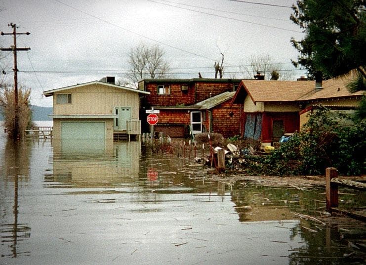 Inundaciones durante el fenómeno meteorológico relacionado con El Niño en Clear Lake, California, el 1 de marzo de 1998. (Dave Gatley/FEMA)