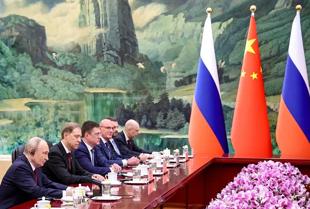 El presidente ruso, Vladímir Putin (izquierda), participa en una reunión con el líder chino, Xi Jinping, en Beijing, el 20 de mayo de 2026. (Alexander Kazakov/Pool/AFP vía Getty Images).