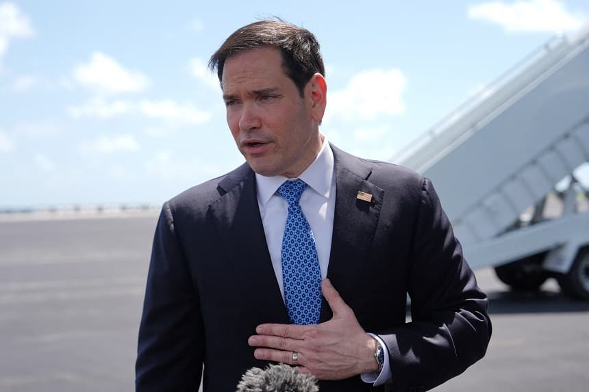 El secretario de Estado de EE. UU., Marco Rubio, habla con la prensa antes de subir a su avión en la Base Aérea de la Reserva de Homestead el 21 de mayo de 2026 en Homestead, Florida. (Julia Demaree Nikhinson / POOL / AFP vía Getty Images)
