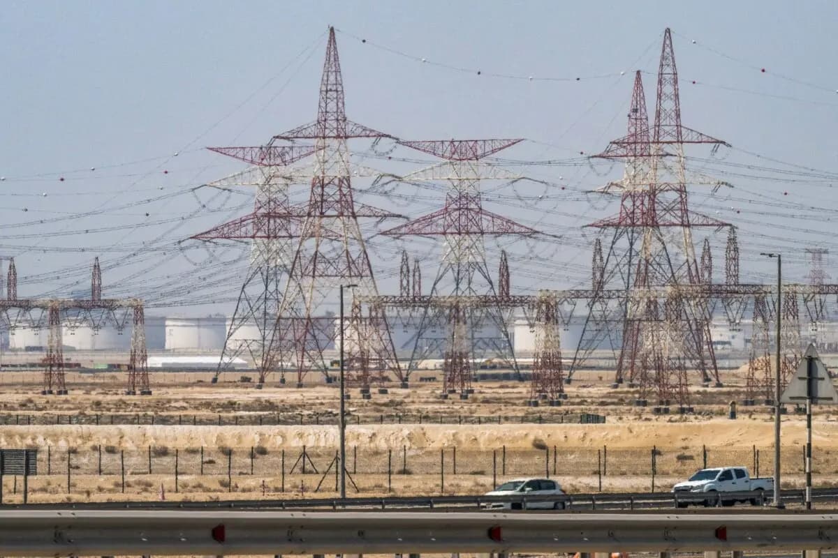 Unos conductores pasan junto a una instalación de ADNOC Gas, filial de la Compañía Nacional de Petróleo de Abu Dabi, en Abu Dabi, Emiratos Árabes Unidos, el 3 de marzo de 2026. (Ryan Lim/AFP vía Getty Images)