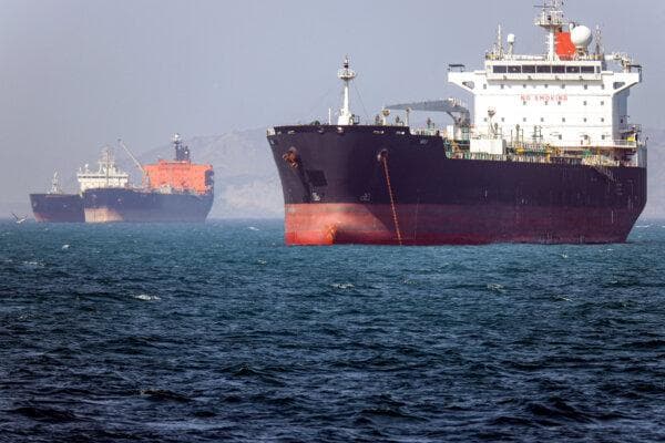 El petrolero Bili, con bandera de Gambia, se encuentra fondeado en el estrecho de Ormuz, frente a Bandar Abbas, en el sur de Irán, el 2 de mayo de 2026. (Amirhossein Khorgooei/ISNA/AFP vía Getty Images).