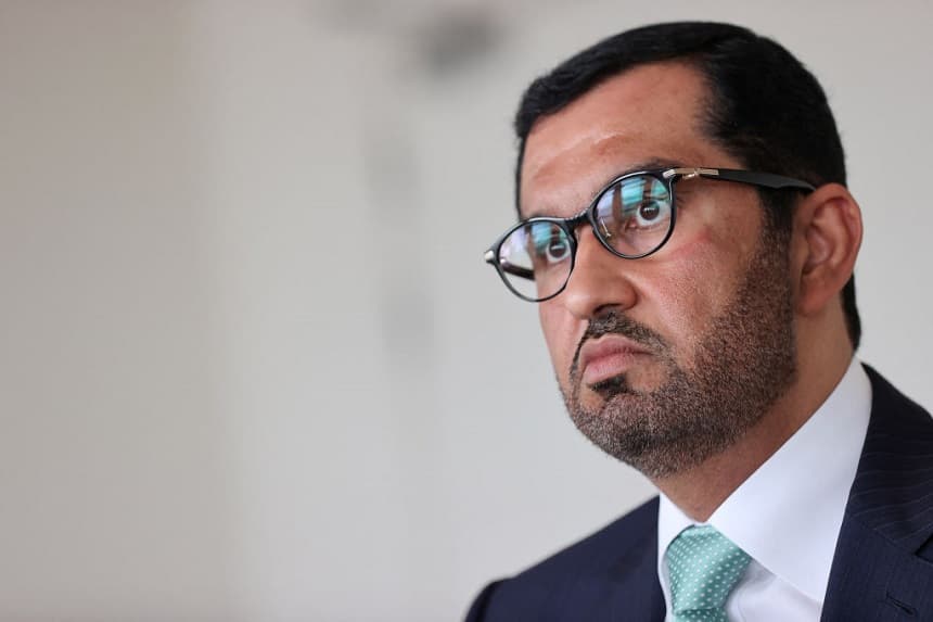 Sultan Al Jaber, director ejecutivo de la Compañía Nacional de Petróleo de Abu Dabi (ADNOC) de los Emiratos Árabes Unidos y presidente de la COP28 de este año, observa durante la 7.ª Reunión Ministerial sobre Acción Climática (MoCA) celebrada en Bruselas el 13 de julio de 2023. (FRANCOIS WALSCHAERTS/AFP vía Getty Images)