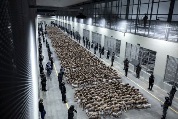 <em>Imagen de archivo del 15 de marzo de 2023 del traslado de un segundo grupo de 2 mil detenidos al Centro de Confinamiento del Terrorismo (CECOT), la megacárcel construida por el gobierno de Nayib Bukele en Tecoluca, El Salvador. (Presidencia de El Salvador vía Getty Images)</em>