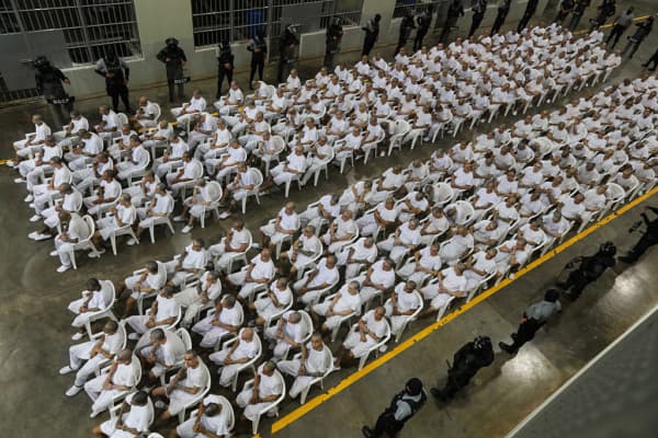 Imagen de archivo del 23 de abril de 2026 de internos durante una audiencia masiva contra presuntos pandilleros y criminales en el Centro de Confinamiento del Terrorismo (CECOT), en Tecoluca, El Salvador. (lex Peña / Getty Images)