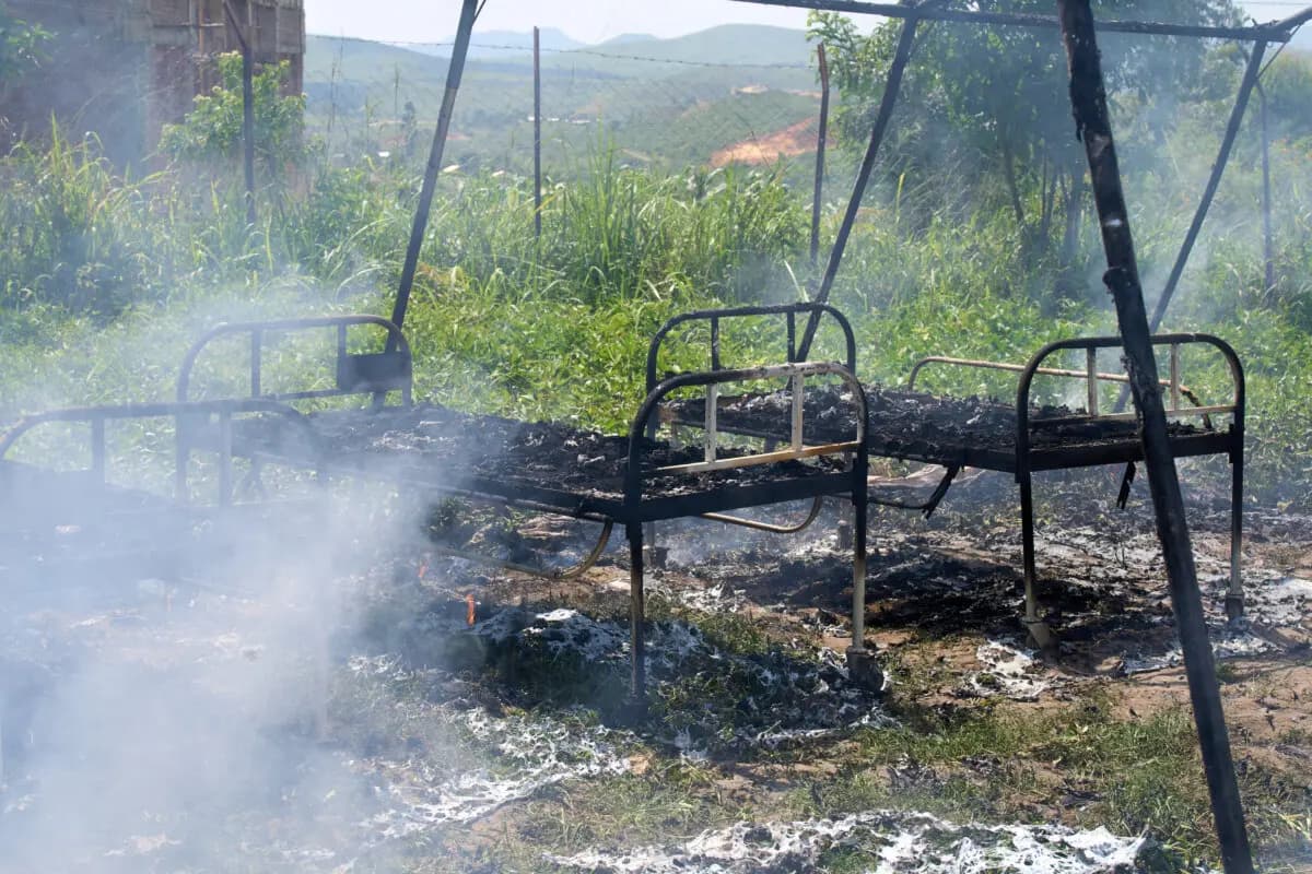 <em>Camas de hospital carbonizadas permanecen en un centro de tratamiento del ébola aún humeante en Rwampara, Congo, el 21 de mayo de 2026. (Foto de Dirole Lotsima Dieudonne/AP).</em>