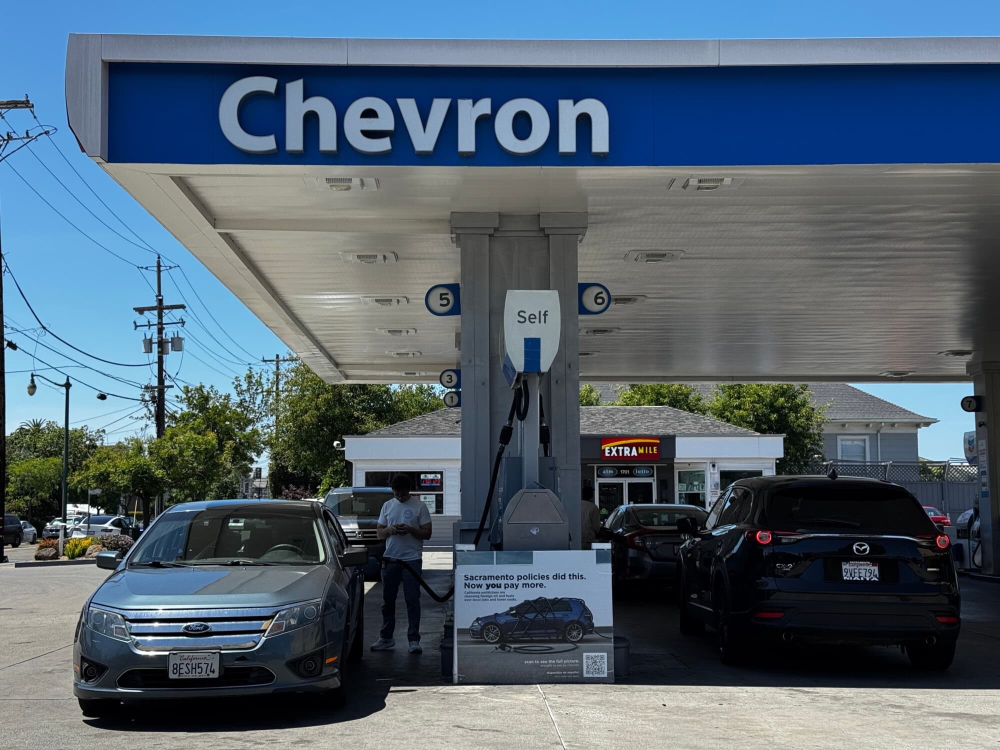 Un cartel que culpa a las políticas de Sacramento por los altos precios de la gasolina se exhibe en una gasolinera Chevron en Alameda, California, el 21 de mayo de 2026. (Terry Chea/AP).