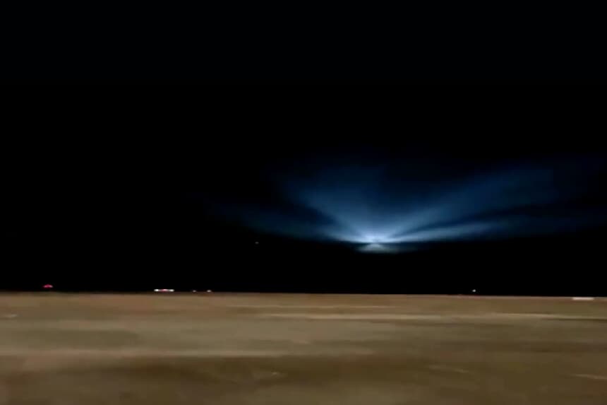 Un F-16C de la Guardia Nacional Aérea de la Fuerza Aérea de EE. UU. derribó un UAP sobre el lago Hurón el 12 de febrero de 2023. Captura de pantalla de video.(Departamento de Guerra).