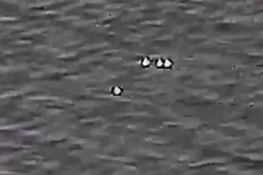 Cuatro objetos inexplicables moviéndose en la misma dirección en una captura de pantalla de un video. (Departamento de Defensa).