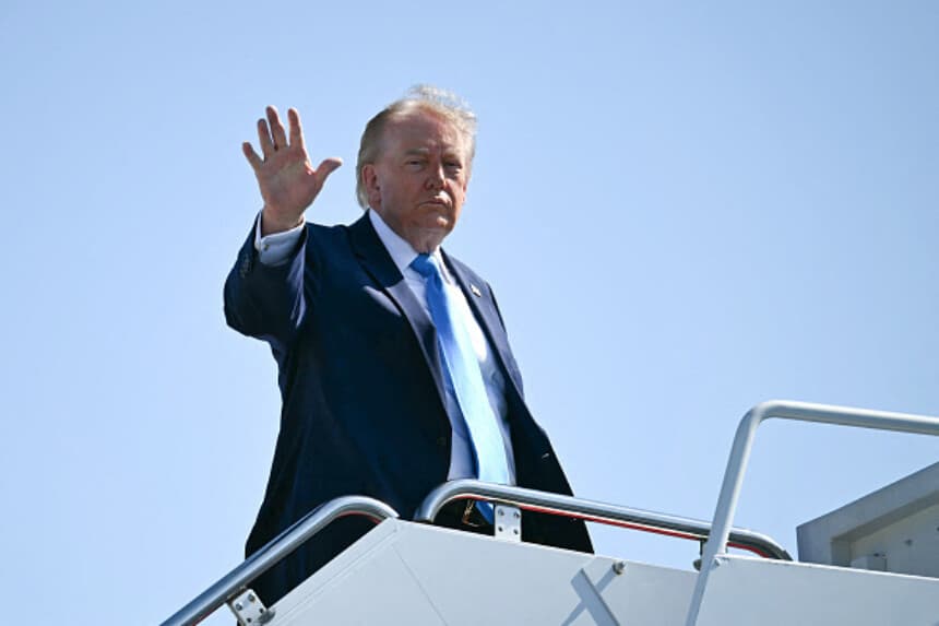 El presidente estadounidense Donald Trump saluda al abordar el Air Force One en la Base Conjunta Andrews, Maryland, el 20 de mayo de 2026, rumbo a New London, Connecticut, para pronunciar el discurso de graduación de la Academia de la Guardia Costera de EE. UU. (Kent Nishimura / AFP vía Getty Images).