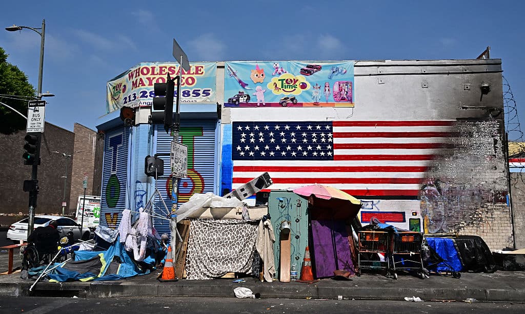 Un campamento de personas sin hogar en Los Ángeles, California, el 13 de agosto de 2025. (Foto de FREDERIC J. BROWN/AFP vía Getty Images)