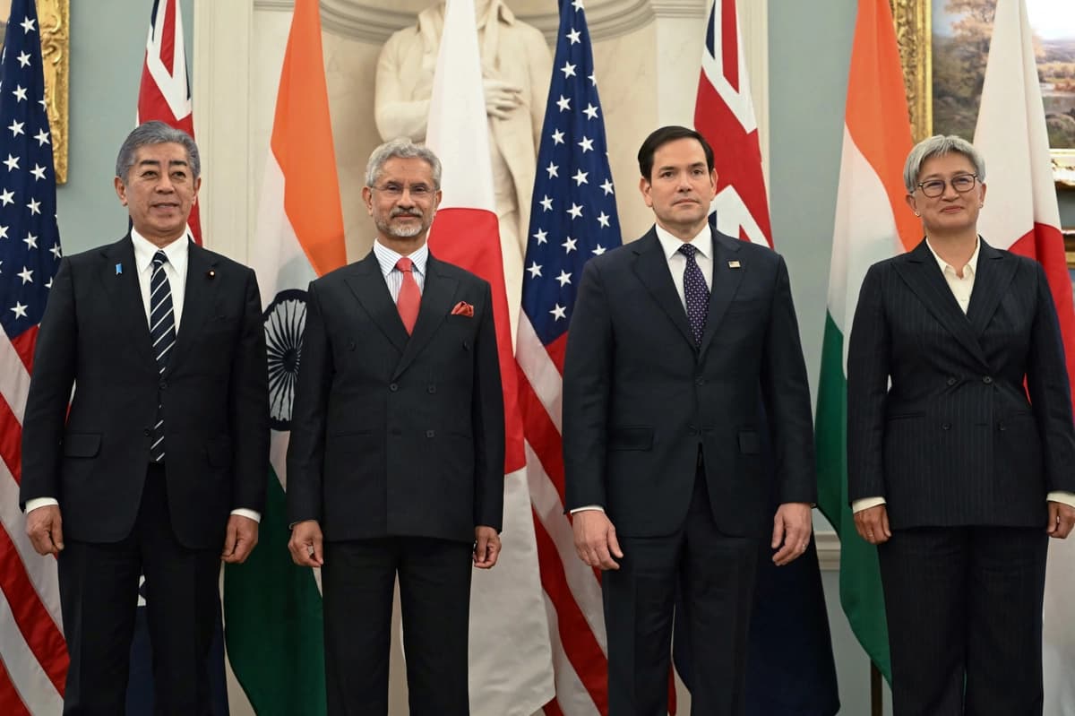 El secretario de Estado Marco Rubio (segundo desde la derecha) posa junto a los ministros del Diálogo Indo-Pacífico (de izquierda a derecha): el ministro de Asuntos Exteriores de Japón, Iwaya Takeshi; el ministro de Asuntos Exteriores de la India, Subrahmanyam Jaishankar; y la ministra de Asuntos Exteriores de Australia, Penny Wong, durante una sesión fotográfica previa a las reuniones en el Departamento de Estado en Washington el 21 de enero de 2025. (Andrew Caballero-Reynolds/AFP vía Getty Images).