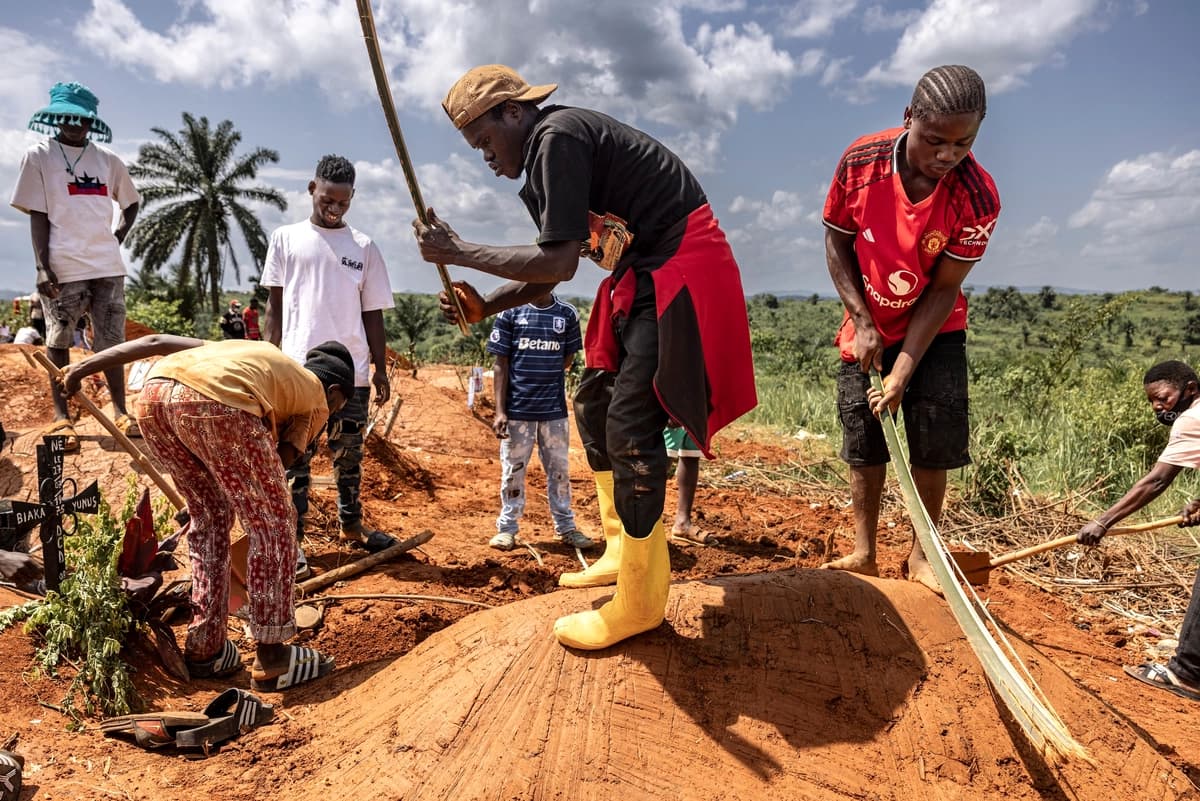 Los trabajadores funerarios echan tierra sobre la tumba de su difunto amigo, Baraka Ngaju, durante su funeral en el cementerio de Mongbwalu, al este de la República Democrática del Congo, durante el brote de ébola el 20 de mayo de 2026. (Michel Lunanga/Getty Images)