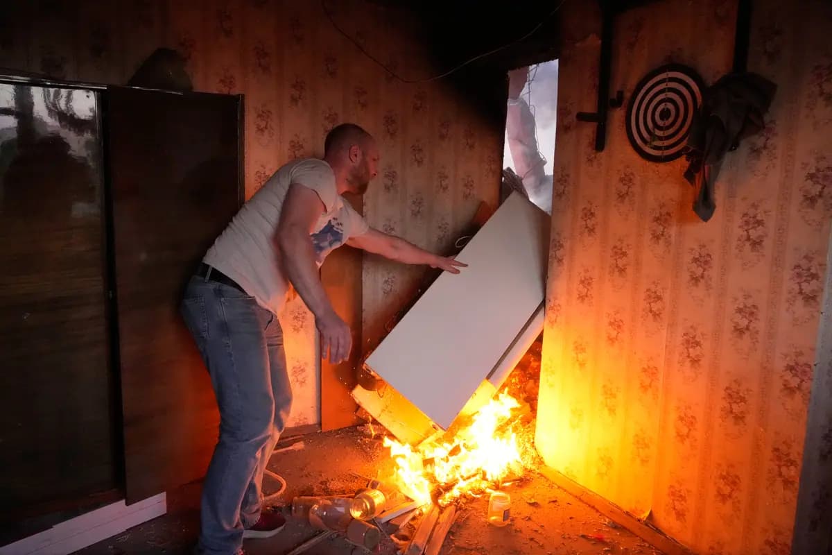Un residente local retira un refrigerador en llamas tras un ataque con misiles rusos en Kiev, Ucrania, el 24 de mayo de 2026. (Foto AP/Efrem Lukatsky)