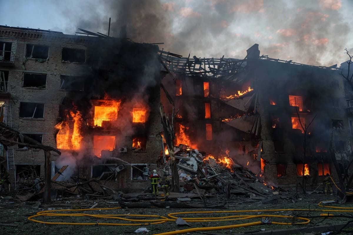 Los equipos de rescate intentan apagar un incendio en un edificio residencial tras un ataque ruso contra Kiev, Ucrania, el 24 de mayo de 2026. (Foto AP/Evgeniy Maloletka)