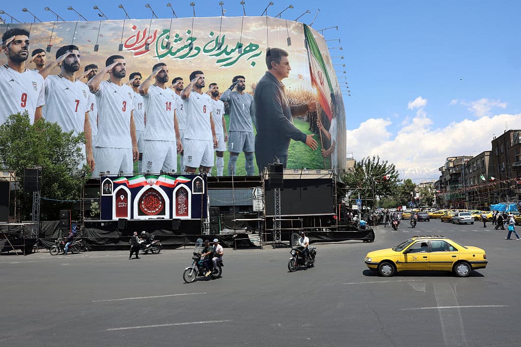 Enorme valla publicitaria de la selección nacional de fútbol de Irán en la próxima Copa Mundial de 2026, instalada en un edificio en la plaza Enghelab de Teherán el 18 de mayo de 2026. La selección nacional de fútbol de Irán se dirigía a Turquía ese mismo día para disputar un último partido amistoso y solicitar visados ​​para viajar a Estados Unidos para la Copa Mundial de 2026, según informaron medios iraníes. (AFP vía Getty Images)