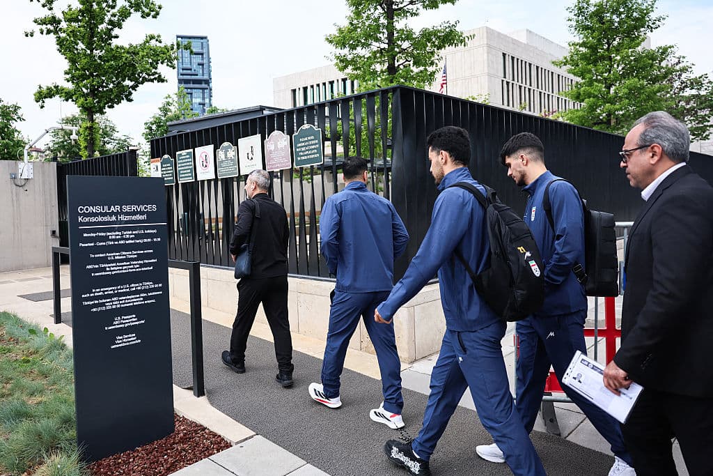 <em>Tres jugadores de la selección nacional de fútbol de Irán y miembros de su delegación llegan a la Embajada de Estados Unidos en Ankara para solicitar sus visas de cara a la Copa Mundial de la FIFA 2026, el 21 de mayo de 2026. El vicepresidente de la federación iraní de fútbol declaró el 20 de mayo de 2026 que tenía "mucha confianza" en los protocolos de la FIFA mientras el equipo se prepara para jugar en la Copa Mundial en Estados Unidos. Los jugadores permanecerán varias semanas en Irán antes de viajar a la Copa Mundial, que será coorganizada por Estados Unidos, país que comenzó a bombardear Irán el 28 de febrero junto con Israel, desencadenando una guerra más amplia en Oriente Medio. (Foto de Adem ALTAN / AFP vía Getty Images)</em>