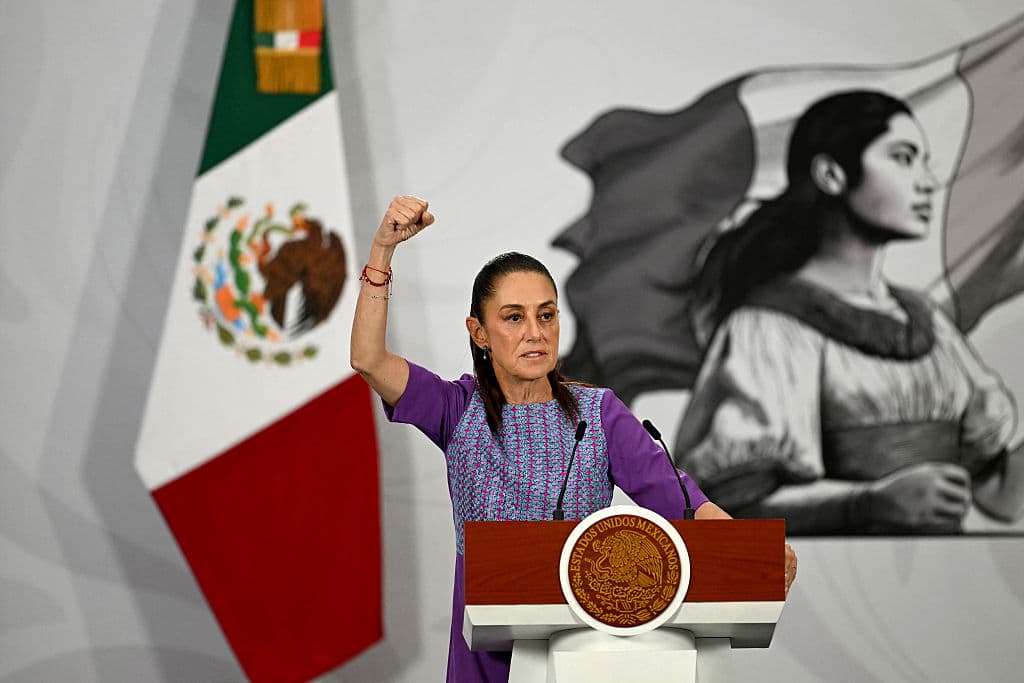 <em>La presidenta de México, Claudia Sheinbaum habla en su conferencia de prensa diaria en el Palacio Nacional de la Ciudad de México el 30 de abril de 2026. La FGR del país anunció el 29 de abril que abriría una investigación contra el gobernador de Sinaloa luego de que las autoridades estadounidenses presentaran cargos por narcotráfico contra Rubén Rocha Moya y varios asociados. (Foto de YURI CORTEZ / AFP vía Getty Images)</em>