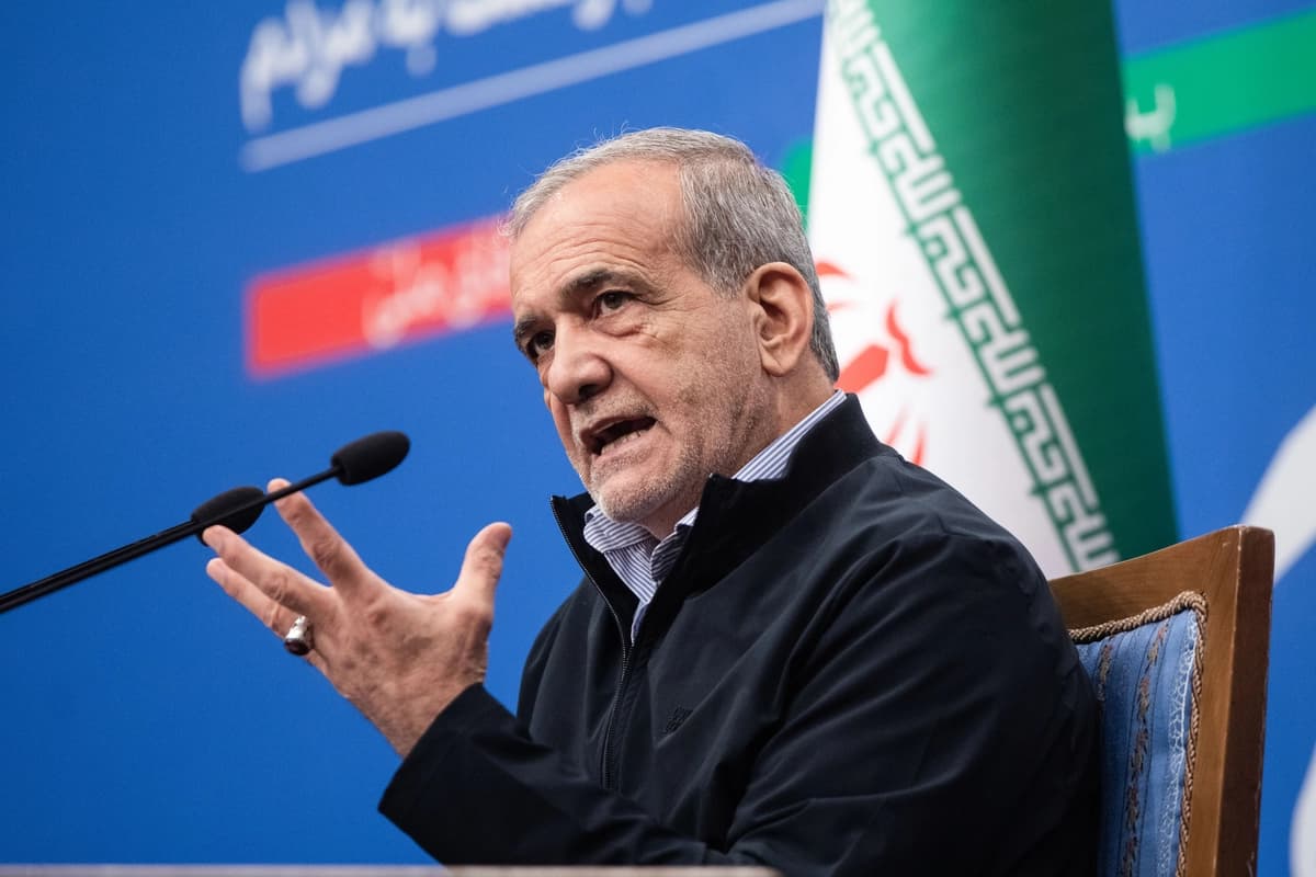 El presidente iraní, Masoud Pezeshkian, habla en una rueda de prensa en Teherán, Irán, el 16 de septiembre de 2024. (Majid Saeedi/Getty Images)