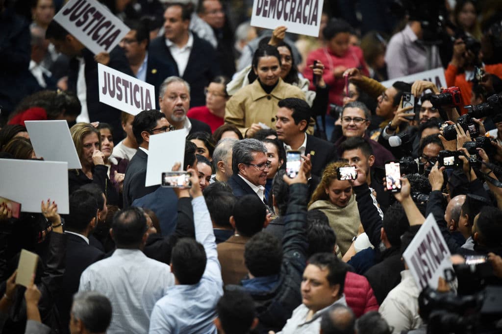 <em>El diputado Ricardo Monreal (C) celebra tras la aprobación de la reforma judicial durante una sesión en una sede alternativa del Congreso mexicano en la Sala de Armas de la Ciudad de México el 4 de septiembre de 2024. La Cámara de Diputados aprobó un controvertido plan de reforma judicial la madrugada del miércoles, tras una maratónica sesión en un gimnasio deportivo, mientras manifestantes bloqueaban el acceso al Congreso. (Foto de RODRIGO OROPEZA/AFP vía Getty Images)</em>