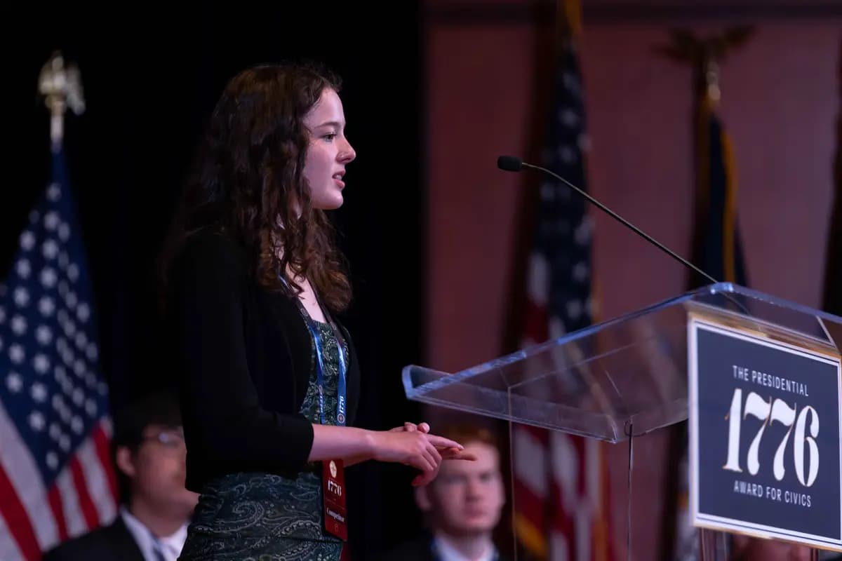 Summer Brondstetter, estudiante de tercer año de Mercer High School cerca de Seattle, responde una pregunta sobre la Constitución durante la ronda semifinal del concurso nacional de becas del Premio Presidencial 1776 en Washington, DC, el 2 de mayo de 2026. (Cortesía de los EE.UU. Departamento de Educación)