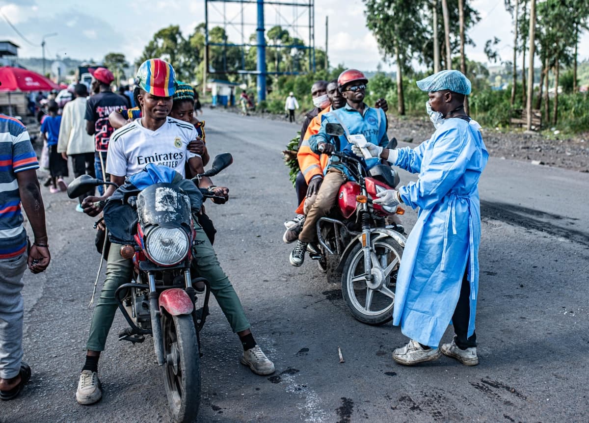 <em>Personal sanitario realiza controles de temperatura y revisiones médicas a viajeros en un puesto de control en Goma, Congo, el 24 de mayo de 2026. (Daniel Buuma/Getty Images).</em>