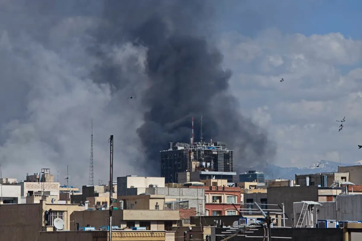 Columnas de humo se elevan sobre el horizonte tras las explosiones en Teherán, Irán, el 1 de marzo de 2026. (Majid Saeedi/Getty Images)