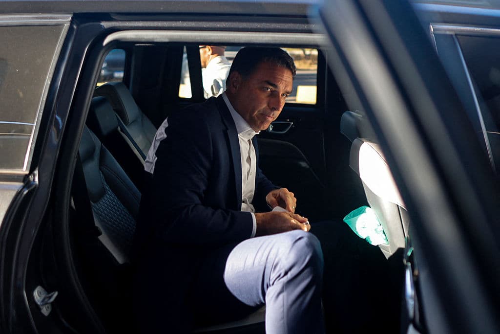 Flávio Bolsonaro afirma que usa chaleco antibalas por temor a atentados