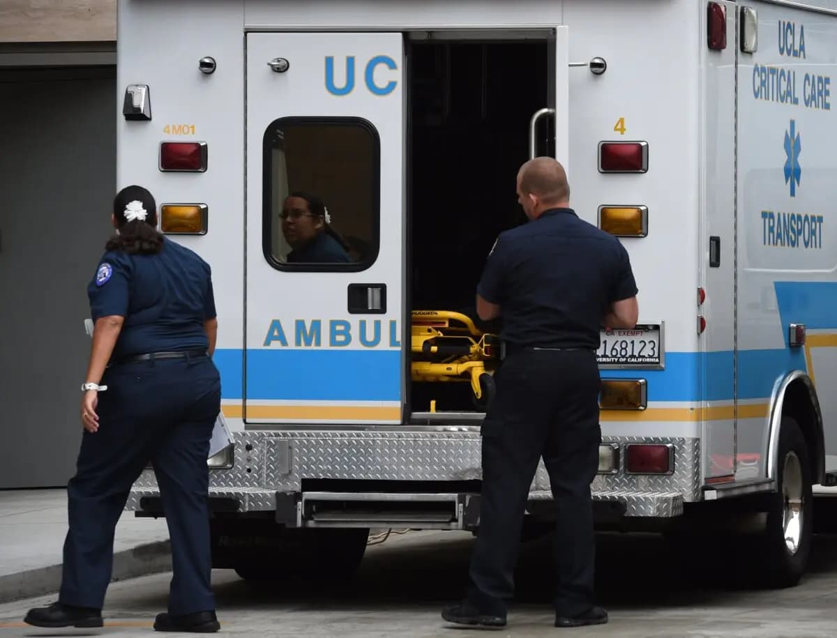 <em>Personal de ambulancias del Centro Médico Ronald Reagan de la UCLA durante un simulacro de preparación ante el virus del Ébola para poner a prueba su capacidad de diagnosticar y tratar a pacientes con Ébola en Los Ángeles, el 17 de octubre de 2014. (Mark Ralston/AFP vía Getty Images).</em>