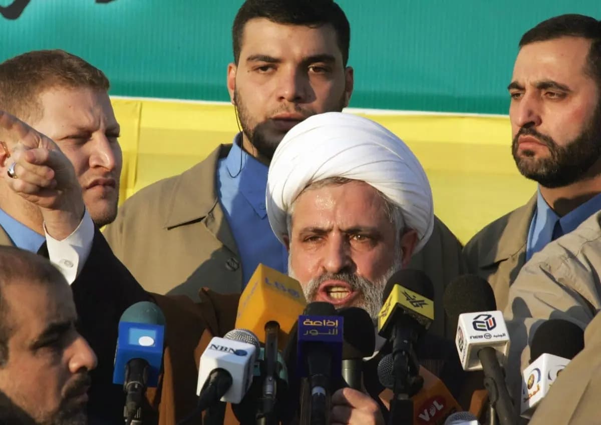 El vicesecretario general de Hezbolá, Naim Qassem, se dirige a miles de libaneses que se manifestaban en Beirut en noviembre de 2004. (Ramzi Haidar/AFP/Getty Images)