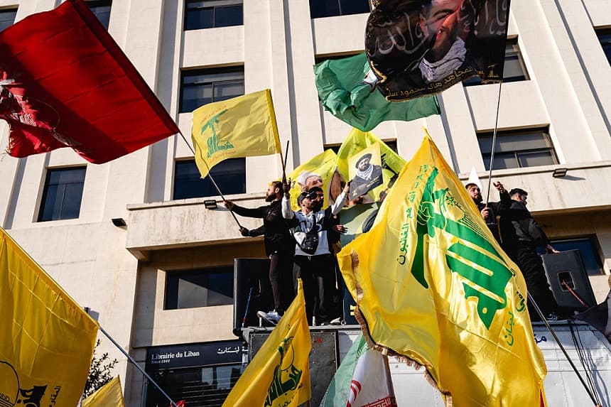 Los manifestantes ondean banderas de Hezbolá durante una manifestación en la plaza Riad Al Solh de Beirut, Líbano, el 11 de abril de 2026 (Manon Roca / Middle East Images / AFP vía Getty Images)