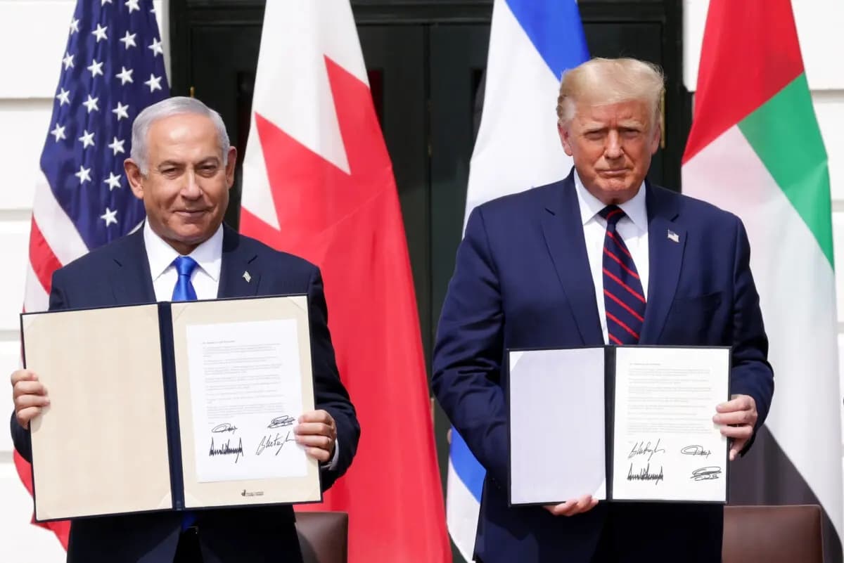 El primer ministro israelí, Benjamin Netanyahu, y el presidente de Estados Unidos, Donald Trump, participan en la ceremonia de firma de los Acuerdos de Abraham en el Jardín Sur de la Casa Blanca el 15 de septiembre de 2020. (Alex Wong/Getty Images)