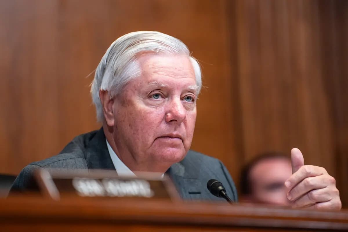 El senador Lindsey Graham (R-S.C.) durante una audiencia en el Capitolio, en Washington, el 3 de diciembre de 2025. (Madalina Kilroy/The Epoch Times)
