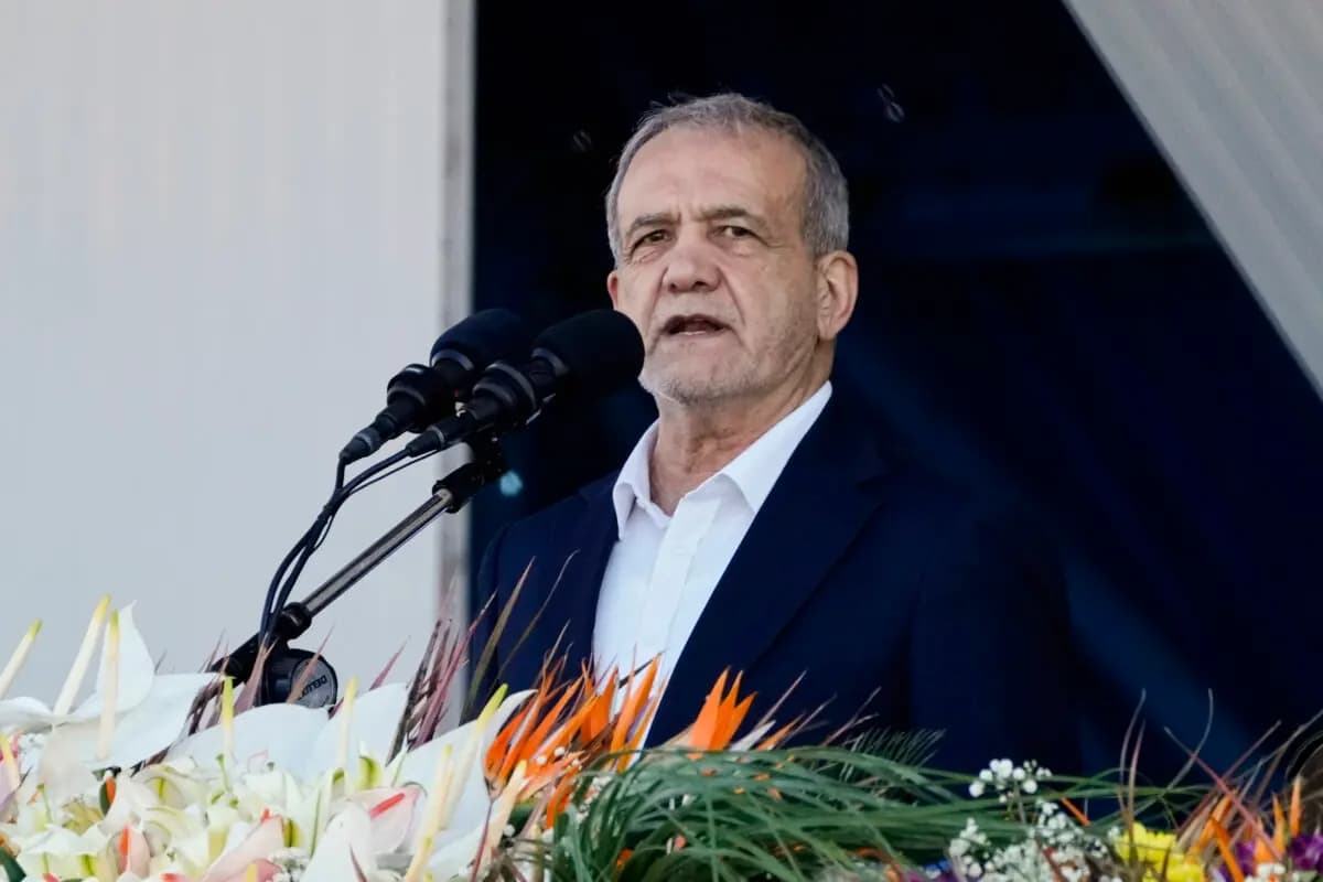 El presidente iraní, Masoud Pezeshkian, pronuncia un discurso durante el desfile del Día del Ejército Nacional, a las afueras de Teherán, el 18 de abril de 2025. (Vahid Salemi/AP Photo)